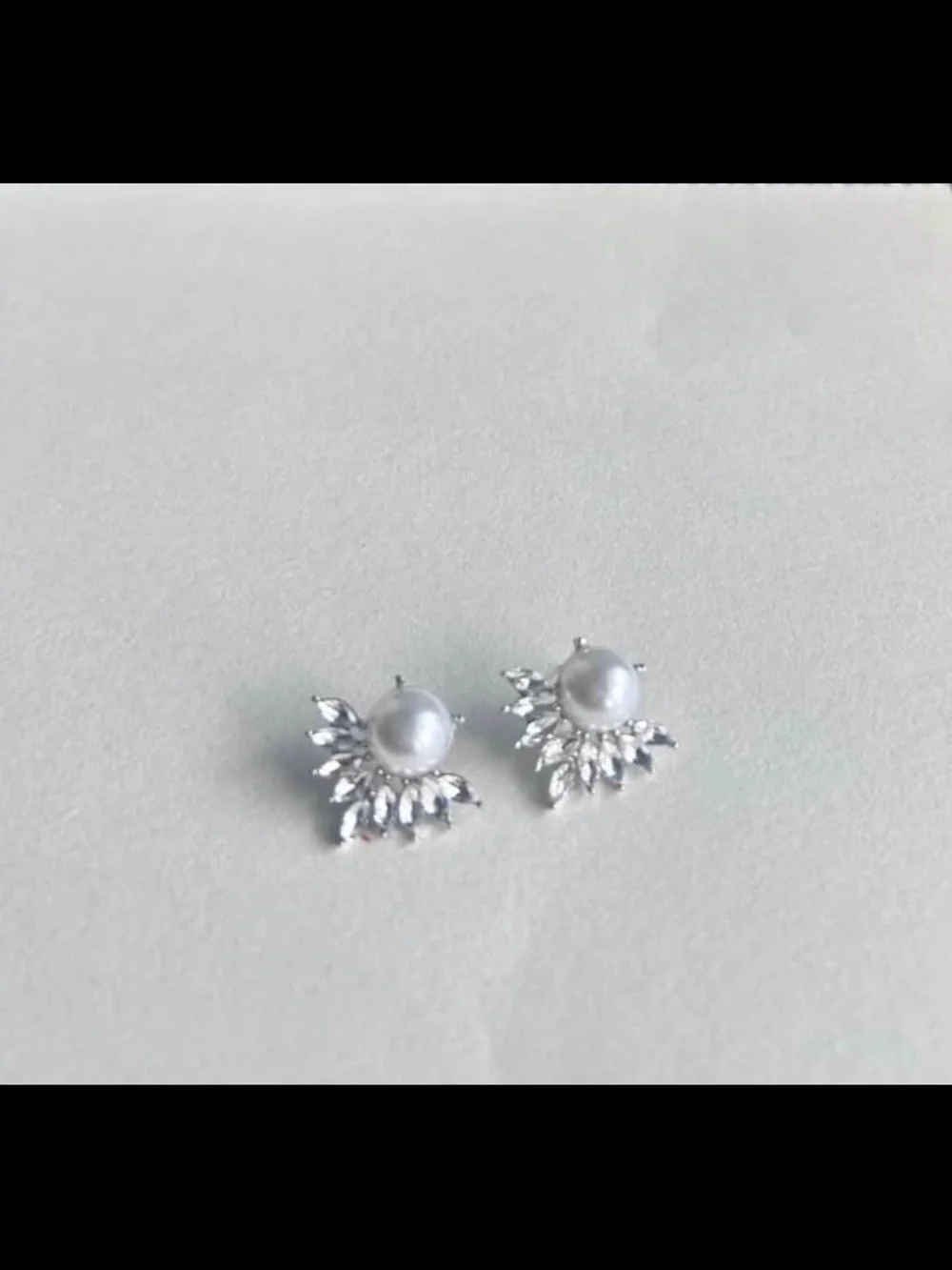 Elegant Silver Pearl Stud Earrings with Crystal Accents - Picture 1 of 3